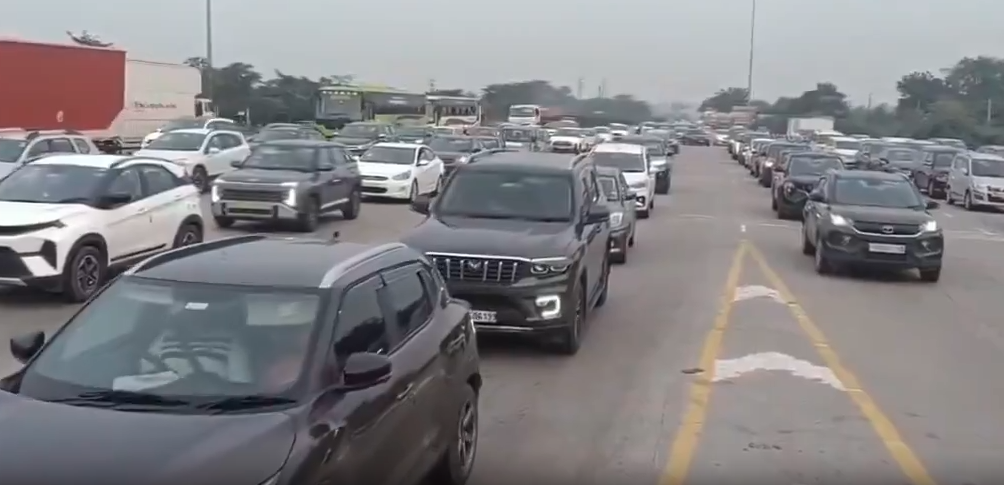 Heavy Traffic on Hyderabad–Vijayawada Highway as People Return After Dasara Heavy Traffic on Hyderabad–Vijayawada Highway as People Return After Dasara