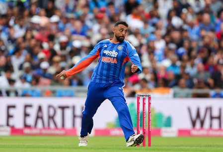 Chakaravarthy will be ‘awkward’ to face on bouncy New Zealand pitches: Shane Bond Chakaravarthy will be ‘awkward’ to face on bouncy New Zealand pitches: Shane Bond