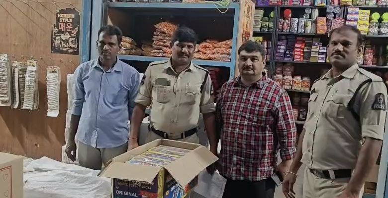 Hyderabad Task Force Raids Illegal Firecracker Units in Attapur and Mailardevpally; Three Arrested Hyderabad Task Force Raids Illegal Firecracker Units in Attapur and Mailardevpally; Three Arrested