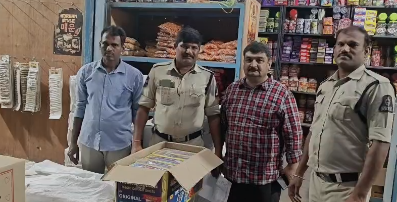 Hyderabad Task Force Raids Illegal Firecracker Units in Attapur and Mailardevpally; Three Arrested Hyderabad Task Force Raids Illegal Firecracker Units in Attapur and Mailardevpally; Three Arrested