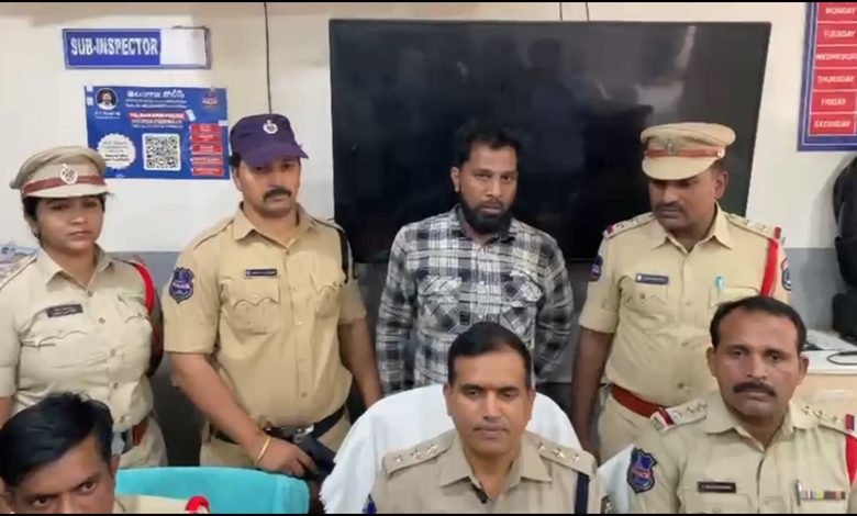 Hyderabad | Mangalhat Police Arrest Wanted Rowdy-Sheeter, Seize Knife and Unregistered Bike Hyderabad | Mangalhat Police Arrest Wanted Rowdy-Sheeter, Seize Knife and Unregistered Bike
