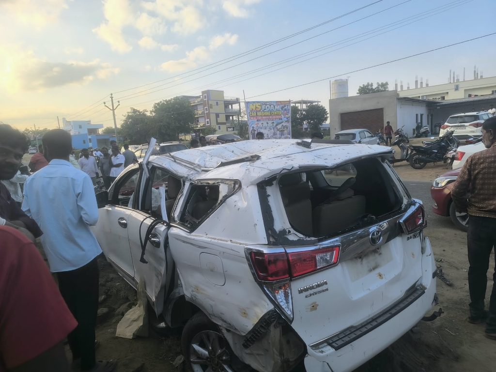 Toyota Innova Overturns After Crashing Into Roadside Wall Near Narkuda Toyota Innova Overturns After Crashing Into Roadside Wall Near Narkuda