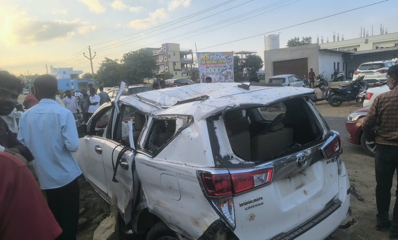 Toyota Innova Overturns After Crashing Into Roadside Wall Near Narkuda Toyota Innova Overturns After Crashing Into Roadside Wall Near Narkuda