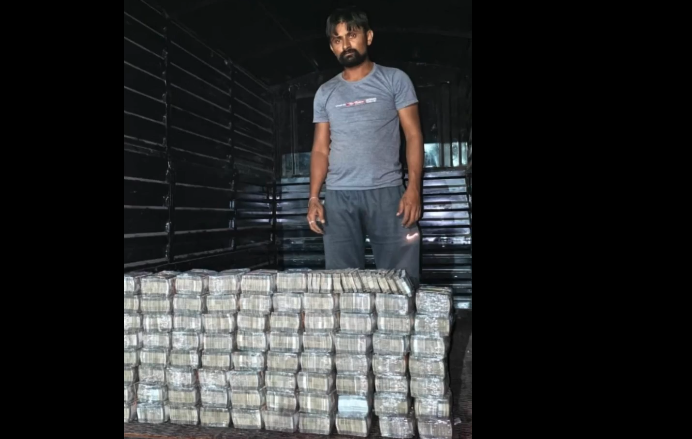 ₹4 Crore Cash Seized from Pickup in Chhattisgarh, Two Arrested ₹4 Crore Cash Seized from Pickup in Chhattisgarh, Two Arrested